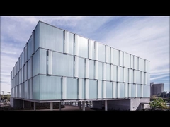 Parede divisória de vidro em forma de U