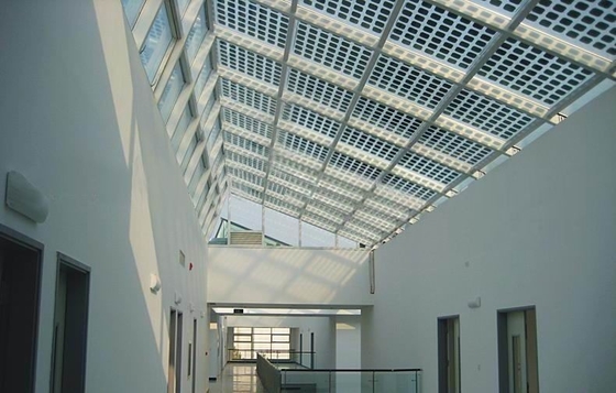 O painel solar moderado modelado claro forma arcos vidro fotovoltaico para a característica do módulo de BIPV