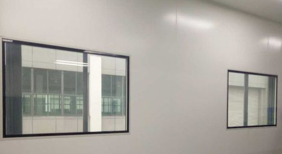 O relevo de pressão fixou a observação limpa de vidro do laboratório da janela