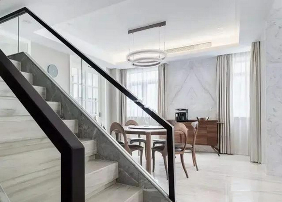 Corrimão claro da escada do vidro temperado do balcão para escadas exteriores internas
