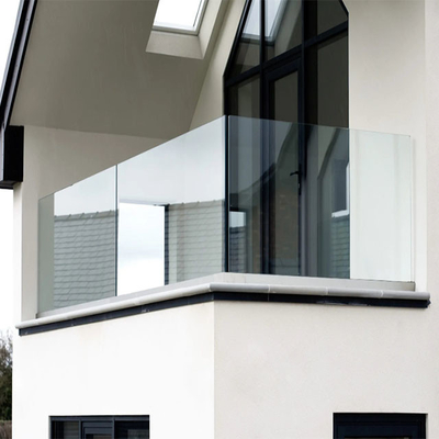 O corrimão Frameless dos trilhos do balcão do Decking vitrificou a balaustrada de vidro de alumínio