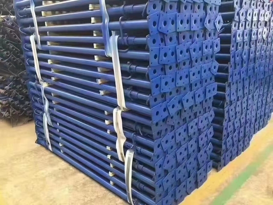 O aço isolou o formulário concreto que apoia para a construção modular
