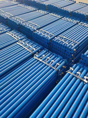 O aço isolou o formulário concreto que apoia para a construção modular