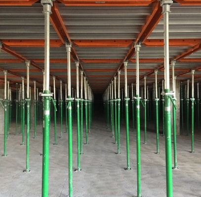 O aço isolou o formulário concreto que apoia para a construção modular