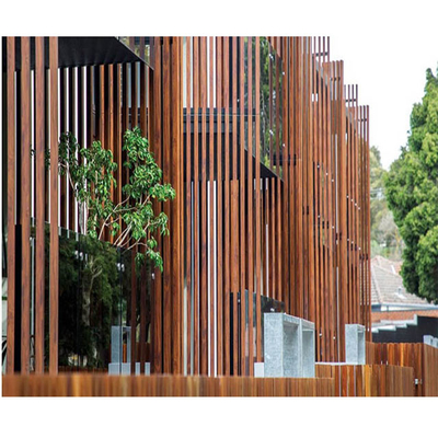 A fachada feita sob encomenda da construção da parede exterior almofada a grelha de alumínio ventilada afiada dos sarrafos de V