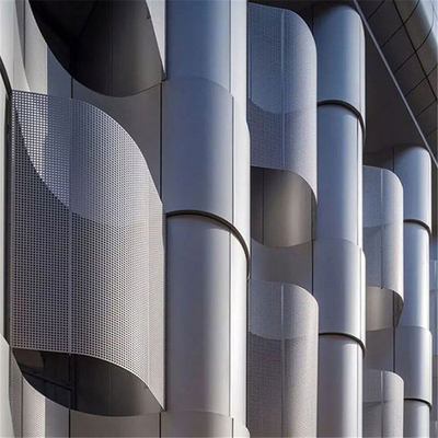 A fachada feita sob encomenda da construção da parede exterior almofada a grelha de alumínio ventilada afiada dos sarrafos de V