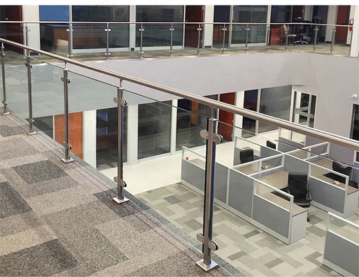 Balustrade de vidro montada em trilho de alta velocidade com durabilidade superior a 5 anos