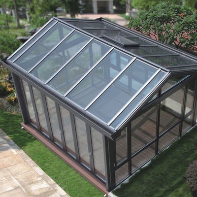 Sala de sol com mini persianas térmicas e janela de vidro motorizada retrátil