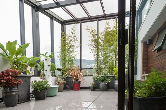 Sala de sol de vidro cinza Solarium Veranda pré-fabricada com estrutura de alumínio e moldura de telhado poligônico