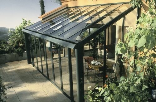 Casas de vidro de alumínio impermeável com porta dupla deslizante e design de casa verde