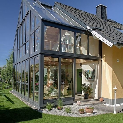 Casas de vidro de alumínio impermeável com porta dupla deslizante e design de casa verde