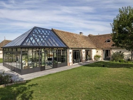 Casas de vidro de alumínio impermeável com porta dupla deslizante e design de casa verde