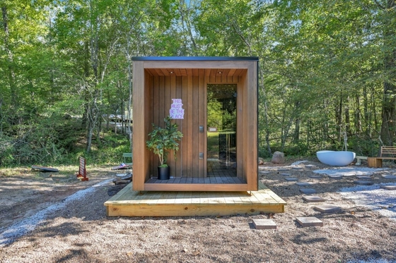 Casa de vidro com vidro transparente e porta dupla deslizante