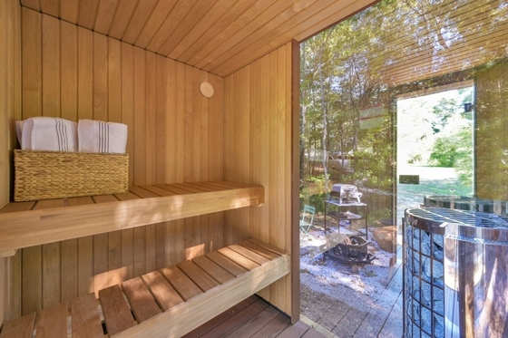 Casa de vidro com vidro transparente e porta dupla deslizante