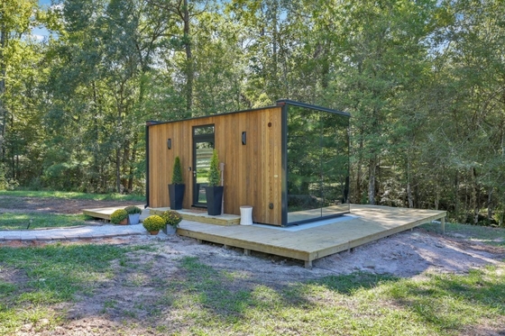 Casa de vidro com vidro transparente e porta dupla deslizante