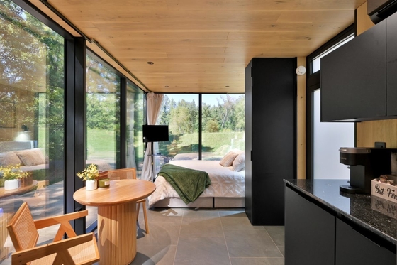 Casa de vidro com vidro transparente e porta dupla deslizante