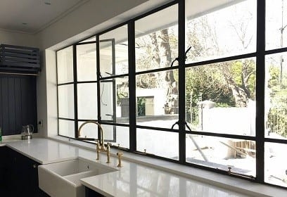 Desfrute de um ambiente pacífico e silencioso com nossas janelas e portas de aço isolados pelo som