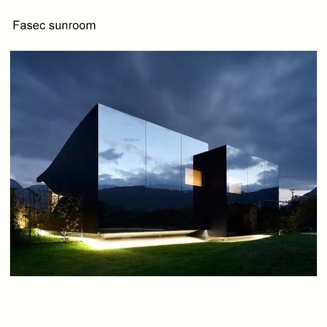 Casa de vidro com vidro transparente e porta dupla deslizante