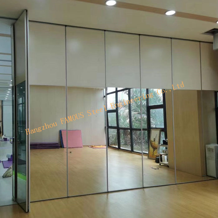 Paredes de separação de vidro do móvel da dobradura 3000mm da sala de aula, separação de vidro de alumínio de suspensão do quadro da ioga da tela da porta